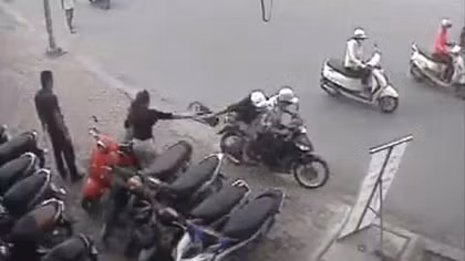 Truy xét hai tên cướp táo bạo trước nhà hàng