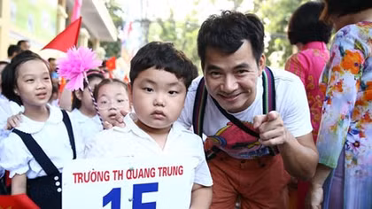 Xuân Bắc cùng Tự Long 'quậy' cùng các em nhỏ ngày khai giảng
