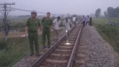 Tàu hỏa cán chết người đi chích cá