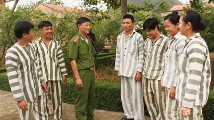 Quản giáo người Dao xóa mù chữ cho nhiều phạm nhân