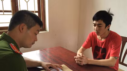 Nam thanh niên đánh gục người yêu cũ vì... 400 ngàn tiền nợ