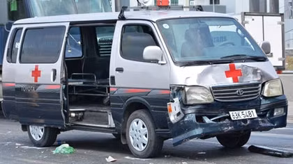 Xe cứu thương gây tai nạn, 3 ô tô hỏng nặng