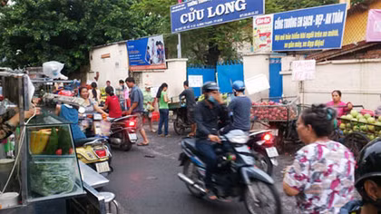 Thiếu quan sát, một thanh niên đâm vào xe tải tử vong