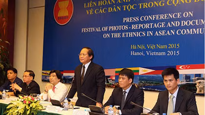 Phát động 'Liên hoan ảnh và phim phóng sự - tài liệu về các dân tộc trong cộng đồng ASEAN' năm 2015
