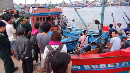 Giây phút kinh hoàng đối mặt những kẻ lạ mặt xả súng bắn ngư dân ngoài biển khơi