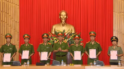 Khen thưởng các đơn vị phá ổ nhóm người Trung Quốc lừa đảo qua Internet