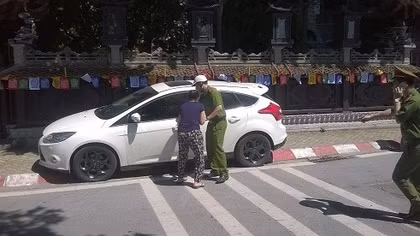 Nam thanh niên chết trên ghế lái ô tô trước cổng chùa Vạn Niên