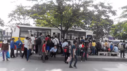 Kết thúc kỳ nghỉ lễ, người dân ùn ùn trở lại thành phố