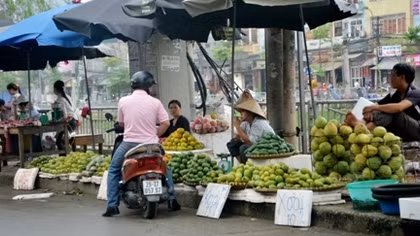 Hành vi họp chợ, mua bán hàng hóa trên hè phố bị xử lý như thế nào?
