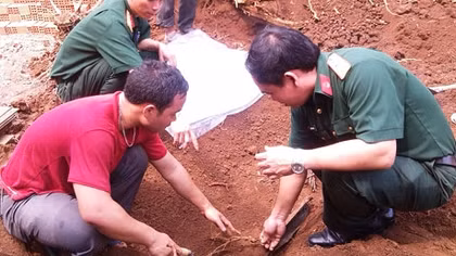 Tìm thấy thêm 3 bộ hài cốt liệt sĩ trong vườn nhà dân