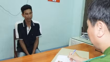 Kiên Giang: Cuồng ghen, đâm vợ trước cổng trường tiểu học