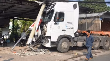 Xe đầu kéo mất lái, thùng container rơi xuống đường