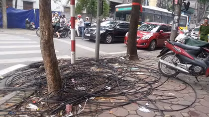 Vô tư “xả” rác viễn thông tại nhiều tuyến phố Thủ đô
