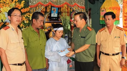 Tiễn đưa chiến sĩ CSGT gặp nạn trong khi làm nhiệm vụ…
