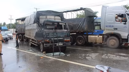 Xe tải mất lái gây TNGT liên hoàn tại đèn đỏ