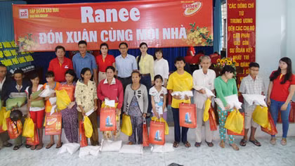 1,5 tỷ đồng cho 'Sao Mai ăn Tết với người nghèo năm 2015'