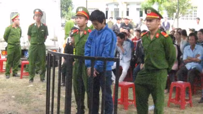 Sàm sỡ vợ bạn, vác dao truy sát hàng xóm
