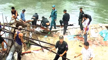 Sạt lở bờ sông, 5 căn nhà bị sụp buộc di dời khẩn cấp