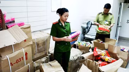 Phát hiện gần 1 tấn bánh kẹo nhập lậu