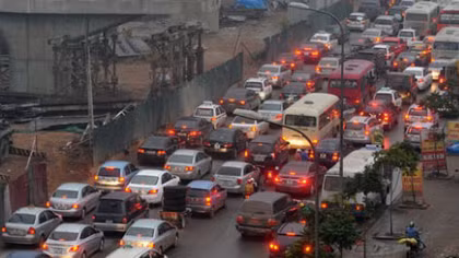 Hà Nội chỉ thu gọn chứ chưa rỡ bỏ rào chắn các công trình đang gây ùn tắc