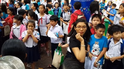 Ách tắc giao thông vì cuộc thi tiếng Anh cho trẻ nhỏ