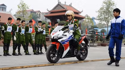 Đào tạo kỹ năng lái xe an toàn cho học viên Học viện CSND