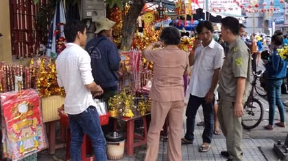 Hàng vạn du khách dâng hương tại chùa Bà