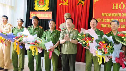 Thưởng nóng các tập thể, cá nhân phá nhanh vụ trọng án ở Quảng Trị