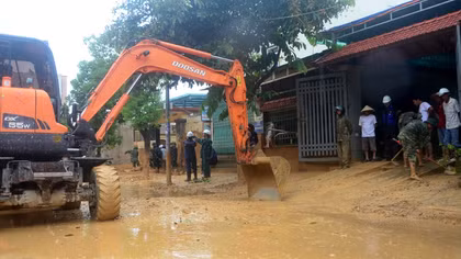 Hạ Long giải cứu hàng loạt hộ dân bị ngập trong bùn