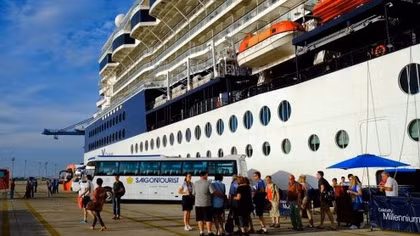 1.600 du khách từ tàu biển cao cấp Celebrity Millennium đến Việt Nam
