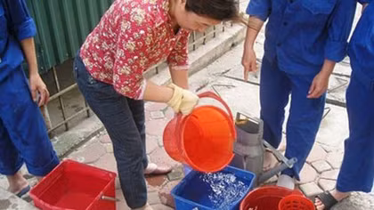 Nắng nóng kéo dài, Hà Nội lại thiếu nước sạch