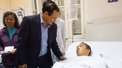 Lãnh đạo Bộ Giao thông Vận tải thăm hỏi cán bộ Cảnh sát giao thông bị xe tải tông