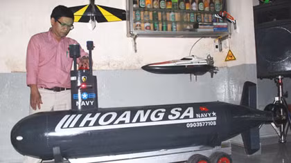 Chuyện lạ lùng về lão công nhân chế tạo mô hình tàu ngầm Hoàng Sa