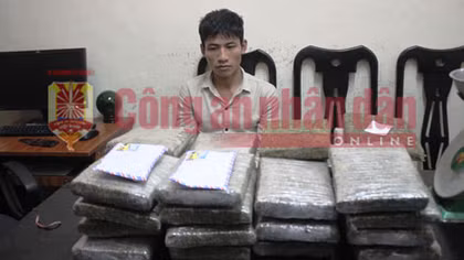 Bắt đối tượng vận chuyển trái phép 30 bánh cần sa