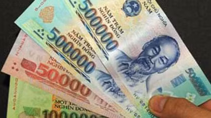 Khởi tố đối tượng vận chuyển gần 30.000 USD tiền giả