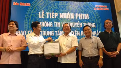Trao tặng 137 bộ phim tài liệu cho Trung tâm Truyền hình nhân dân