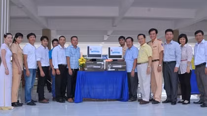 Trao quà cho học sinh nghèo, vượt khó vùng sâu