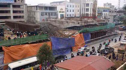 Sập hệ thống giàn giáo đường sắt đô thị giữa đường Nguyễn Trãi