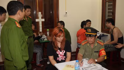 Các đối tượng khai nhận lừa đảo hàng trăm người