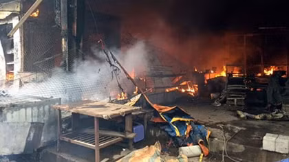 Chợ Nhật Tân đang cháy lớn