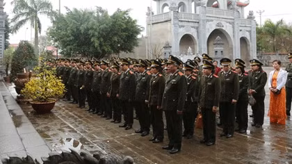 Hội phụ nữ Tổng cục Hậu cần - Kỹ thuật dâng hương, báo công tại Đền Hai Bà Trưng