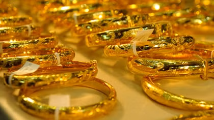 Dụ dỗ trẻ em… lột nữ trang đem bán