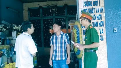Tài xế dũng cảm bắt 2 tên cướp giật