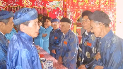 Thương ai đánh gió đuổi mưa dựng đình