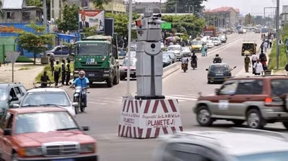 Robot "cảnh sát giao thông" ở Congo