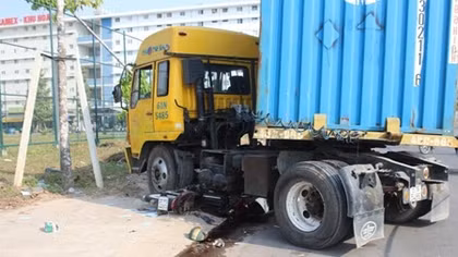 Xe máy nát bét dưới gầm container, một nạn nhân nguy kịch