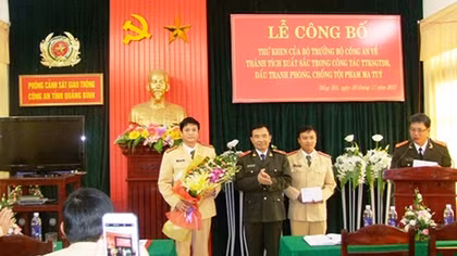 Trao quyết định khen thưởng tặng Phòng CSGT Quảng Bình 