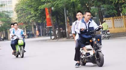 Học sinh vẫn vô tư đầu trần đi xe máy, xe đạp điện tới trường