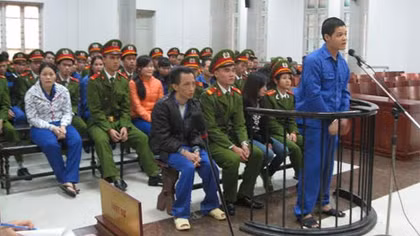 Vợ chồng hờ nuôi hàng chục đối tượng tiền án, tiền sự trong nhà để bán heroin