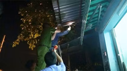 Chạm vào mái tôn, 2 người bị điện giật thương vong